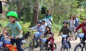 CHICOS Y CHICAS DISFRUTAN DEL MOUNTAIN BIKE EN EL PINAR HISTRICO